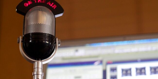 imagen-que-contiene-interior-tabla-microfono-he Imagen que contiene interior, tabla, micrófono, hecho de madera Descripción generada automáticamente