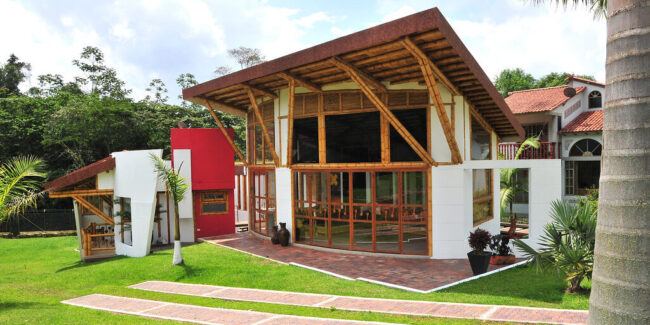 Casa de madera en un jardín Descripción generada automáticamente con confianza media