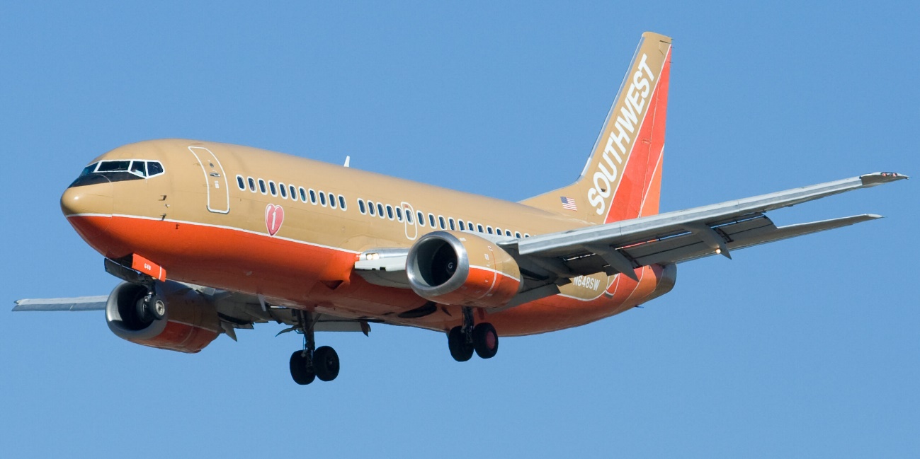 Avión comercial volando en el cielo Descripción generada automáticamente