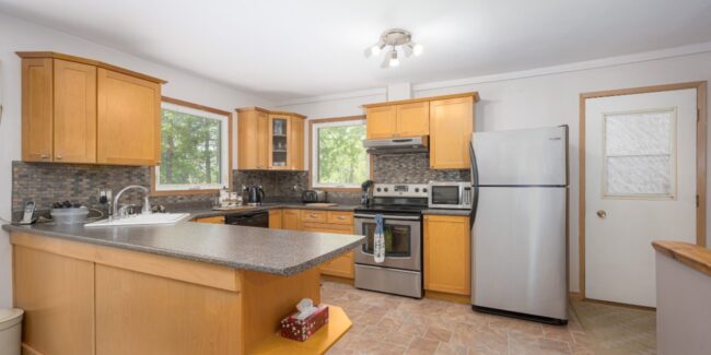 Cocina con muebles de madera Descripción generada automáticamente