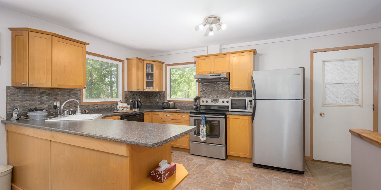 Cocina con muebles de madera Descripción generada automáticamente
