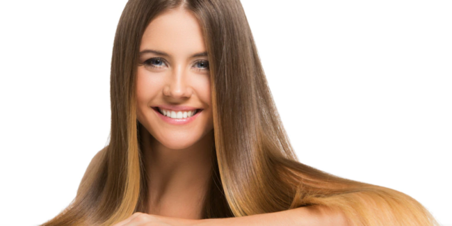 Mujer de cabello largo sonriendo Descripción generada automáticamente
