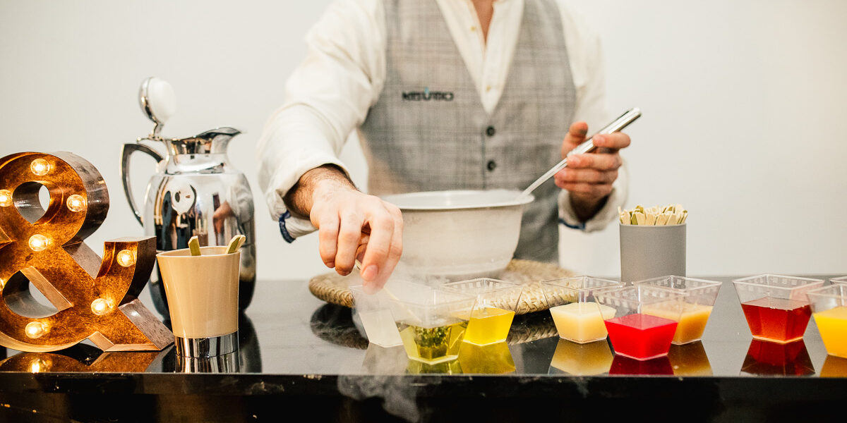 Persona preparando comida en la mano Descripción generada automáticamente con confianza media