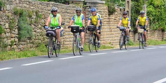Un grupo de personas en bicicleta en la calle Descripción generada automáticamente