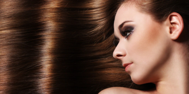 Una mujer con cabello largo Descripción generada automáticamente