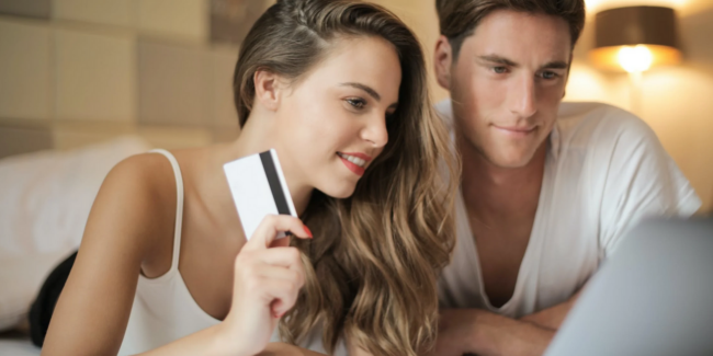 Una mujer con un celular en la mano Descripción generada automáticamente con confianza baja