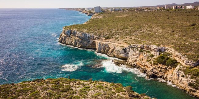 Una roca en el mar Descripción generada automáticamente con confianza media