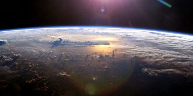 Vista de la tierra desde el espacio Descripción generada automáticamente con confianza media