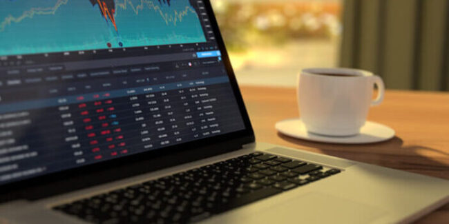 Laptop encendida sobre una mesa Descripción generada automáticamente