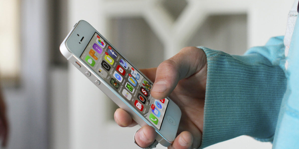 Mano de persona sosteniendo teléfono celular en la mano Descripción generada automáticamente con confianza media