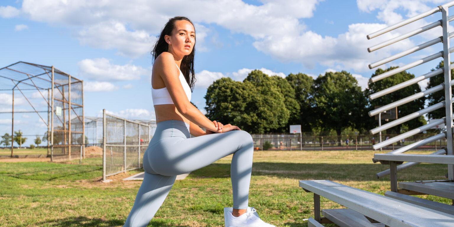 Mujer sentada en un banco Descripción generada automáticamente con confianza media