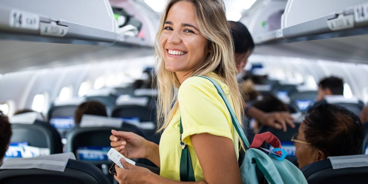 Mujer sentada en un coche Descripción generada automáticamente con confianza media