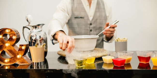 Persona preparando comida en la mano Descripción generada automáticamente con confianza media