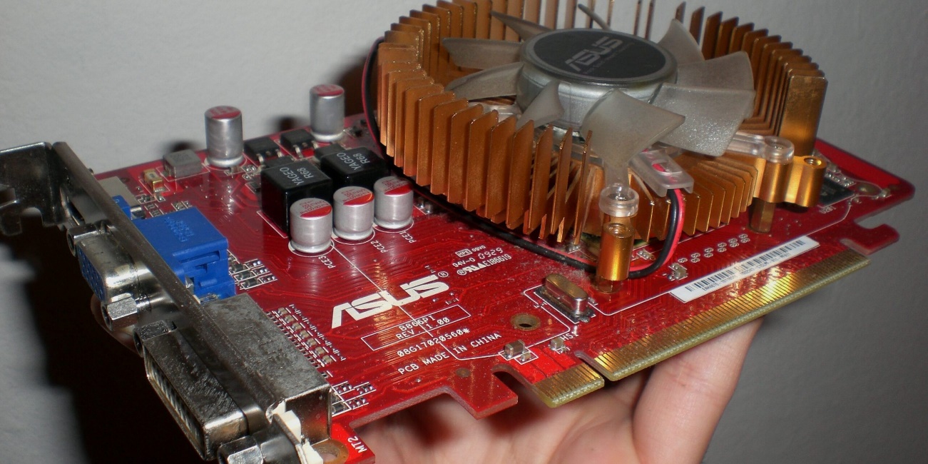 Un circuito electrónico Descripción generada automáticamente con confianza media