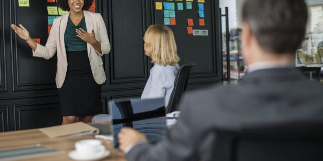 Un par de hombres sentados en una mesa Descripción generada automáticamente con confianza baja