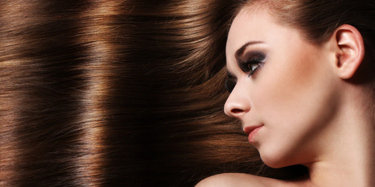 Una mujer con cabello largo Descripción generada automáticamente