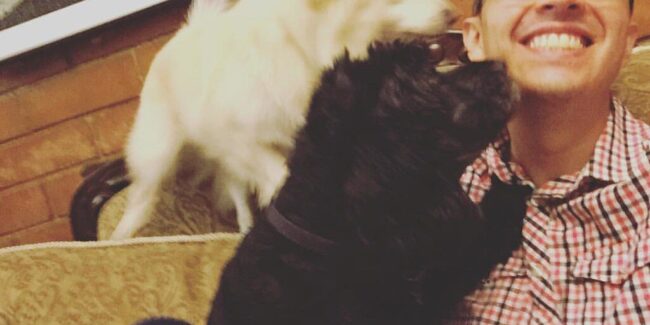 una-persona-haciendo-gestos-con-la-cara-de-un-perr Una persona haciendo gestos con la cara de un perro Descripción generada automáticamente con confianza baja